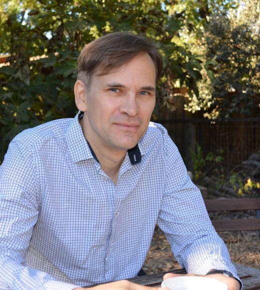 Professor Sven-Erik Rose in front of a tree