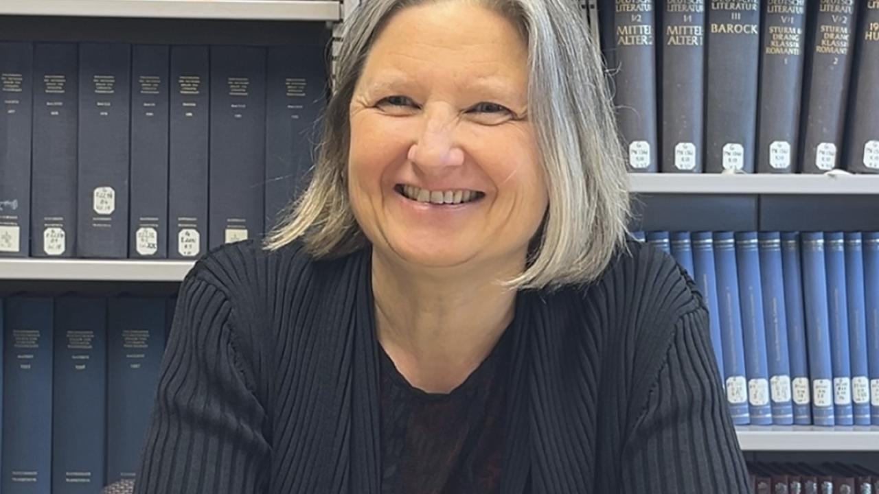Dr. Elisabeth Krimmer smiles in the German library.